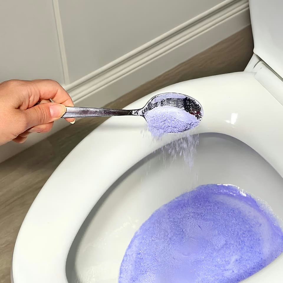 FizzClean Reinigungspulver auf einem Löffel