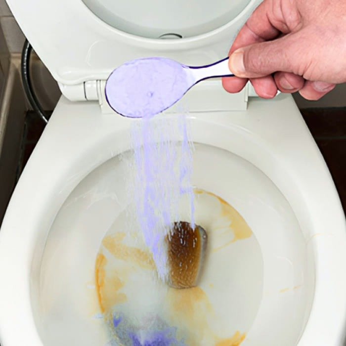 FizzClean Pulver in die Toilette einfüllen